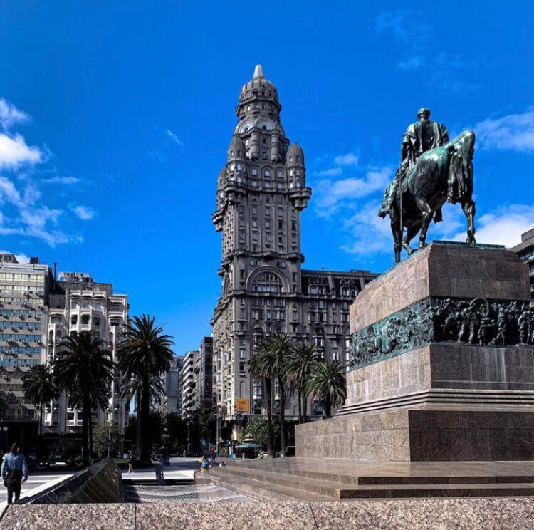Calido En Ciudad Vieja Montevideo